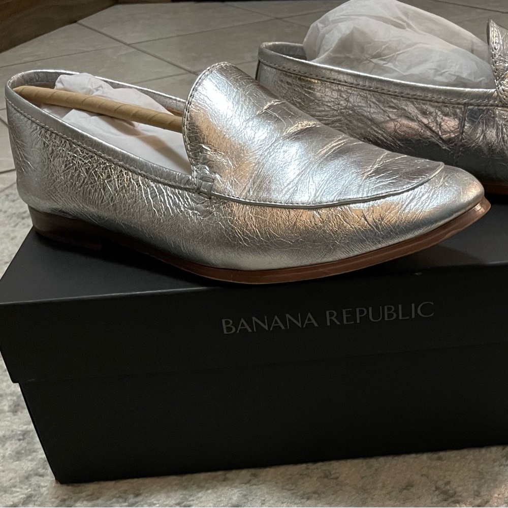 Like New Banana Republic Silver Demi Loafer Slide Women’s 8 w/ Box
